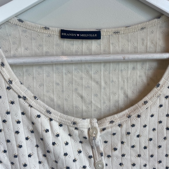 Scoop Neck Brandy Melville Floral Top! - Picture 2 of 4